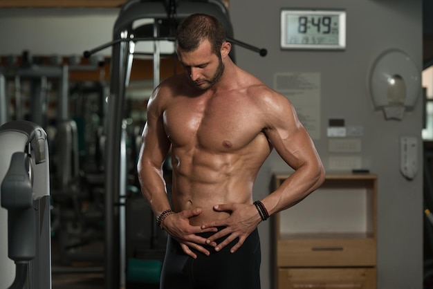 Retrato de um homem fisicamente apto, mostrando seu corpo bem treinado