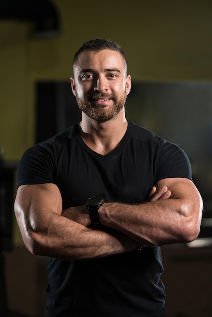 Foto retrato de um homem fitness em camiseta preta