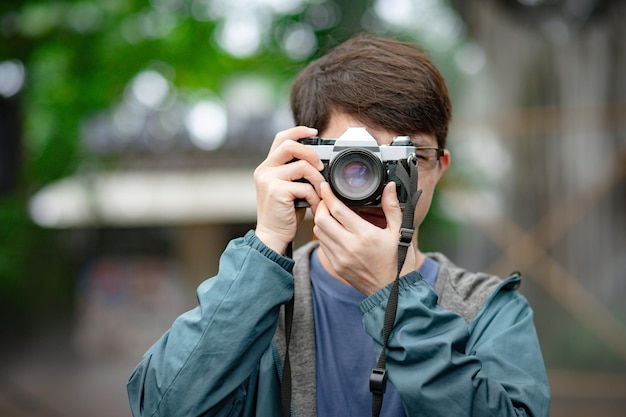 Retrato de um homem fotografando