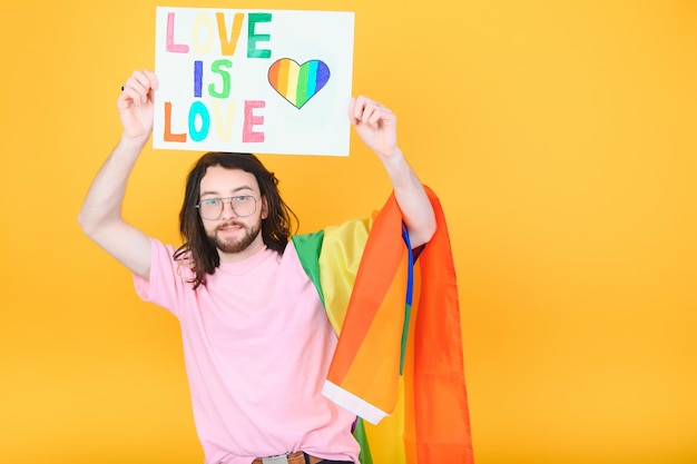 Retrato de um homem gay em um fundo colorido Igualdade de gênero O conceito da comunidade LGBT Igualdade