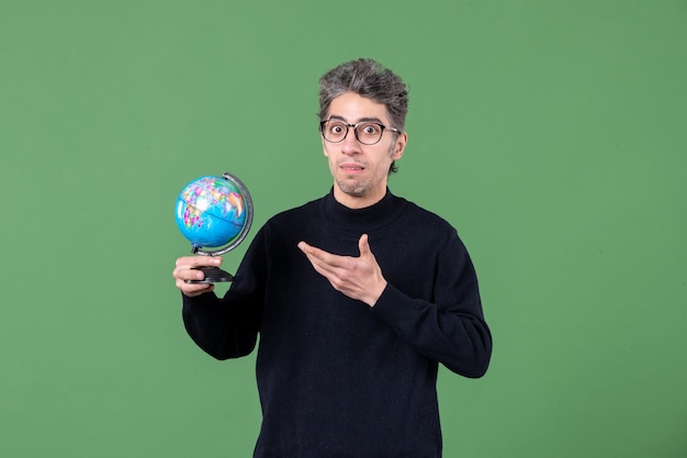 Retrato de um homem gênio segurando um pequeno globo terrestre estúdio tiro fundo verde espaço planeta natureza