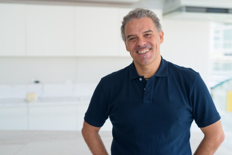Foto retrato de um homem hispânico bonito e maduro em uma casa moderna e contemporânea