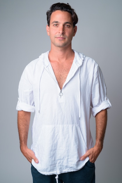 Retrato de um homem hispânico bonito vestindo uma camisa com capuz