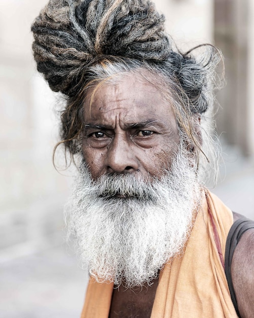 Retrato de um homem idoso ao ar livre