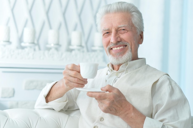 Retrato de um homem idoso bebendo chá