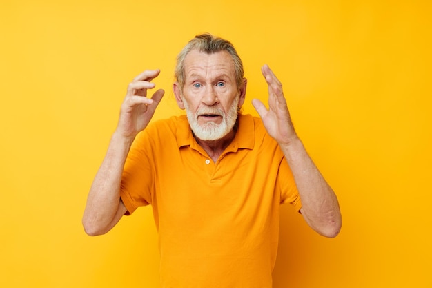 Retrato de um homem idoso com uma barba grisalha, gestos de emoção, mãos, visão recortada