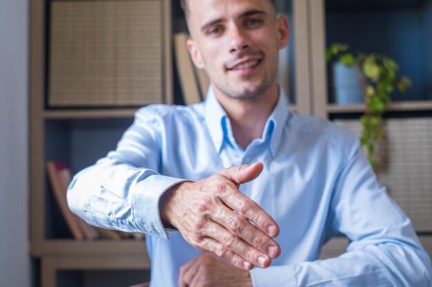 Foto retrato de um homem idoso de mãos dadas