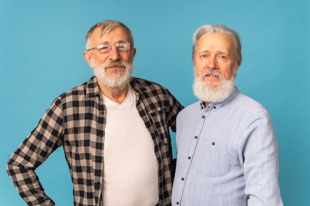 Retrato de um homem idoso de pé contra um fundo branco