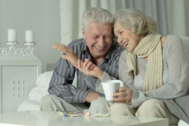 Retrato de um homem idoso e uma mulher com gripe