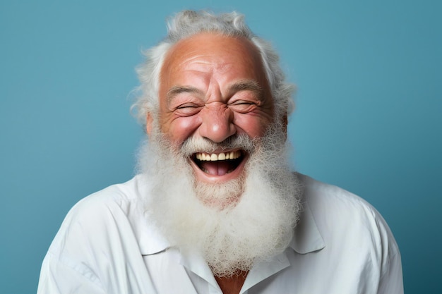 Foto retrato de um homem idoso feliz com barba branca rindo contra um fundo azul