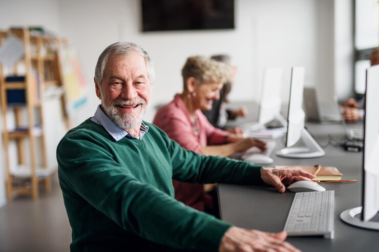 Foto retrato de um homem idoso que frequenta uma aula de educação em informática e tecnologia