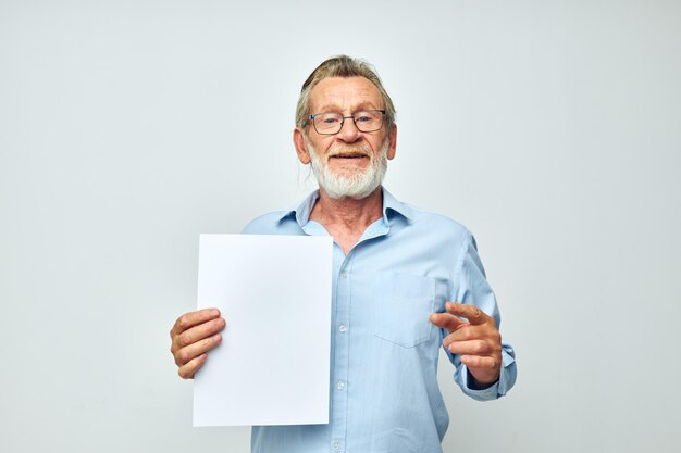 Foto retrato de um homem idoso segurando uma caixa contra um fundo branco