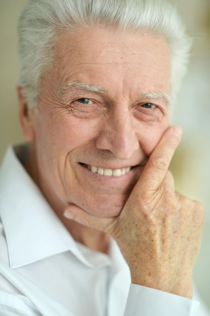 Retrato de um homem idoso sorridente