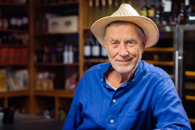 Retrato de um homem idoso vestindo um chapéu