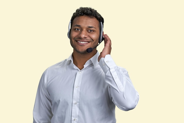 Foto retrato de um homem indiano sorridente feliz com fone de ouvido