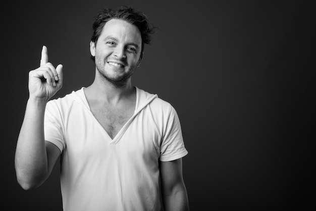 Retrato de um homem italiano vestindo uma camisa branca com capuz cinza em preto e branco