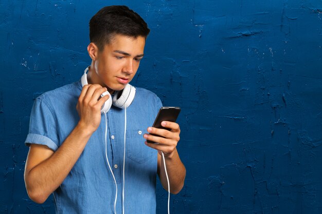 Retrato, de, um, homem jovem, com, fones