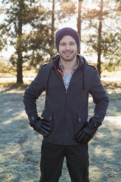 Retrato, de, um, homem jovem, em, roupa morna, em, floresta