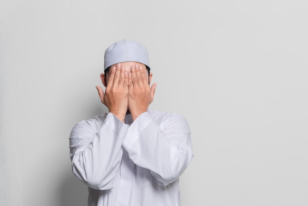 Retrato de um homem muçulmano bonito inteligente em fundo brancoConceito de festival do Ramadã