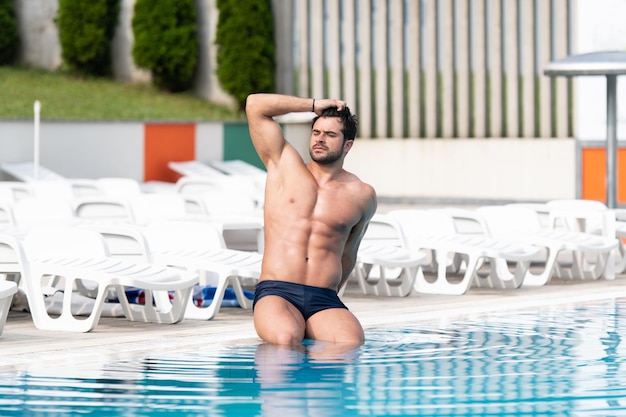 Retrato de um homem musculoso na piscina