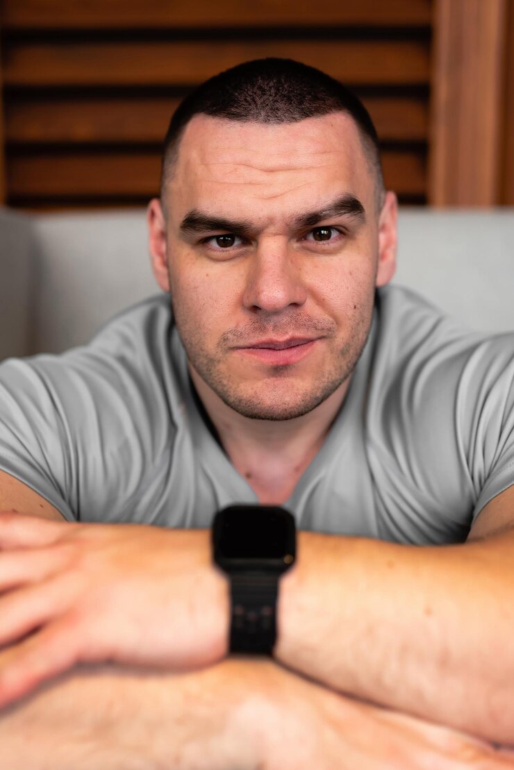 Foto retrato de um homem musculoso olhando para a câmera closeup