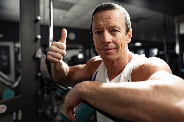 Foto retrato de um homem musculoso sênior em uma academia