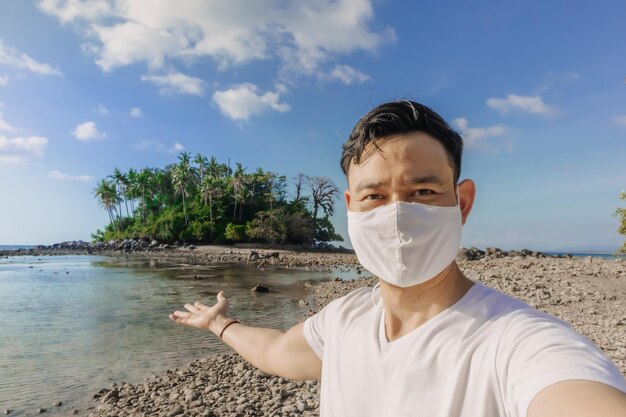 Retrato de um homem na praia contra o céu