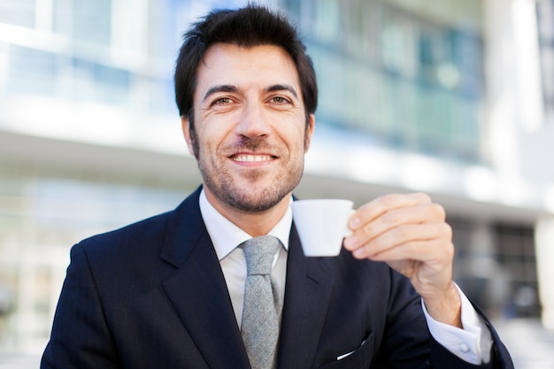 Retrato, de, um, homem negócios, bebendo um café