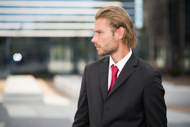 Retrato, de, um, homem negócios, em, um, ambiente negócio