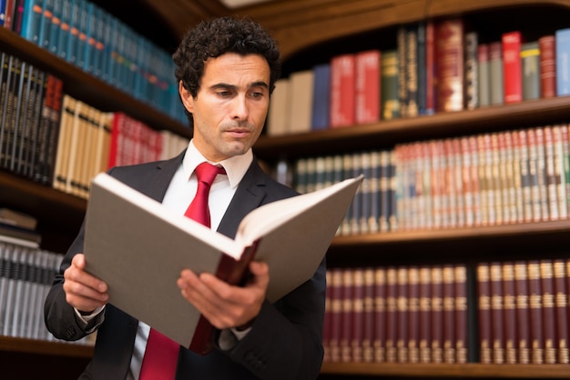 Retrato, de, um, homem negócios, lendo um livro