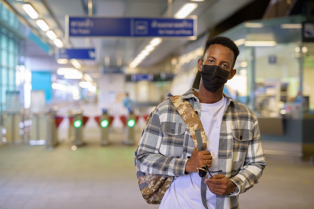 Retrato de um homem negro africano ao ar livre na cidade durante o verão horizontal.