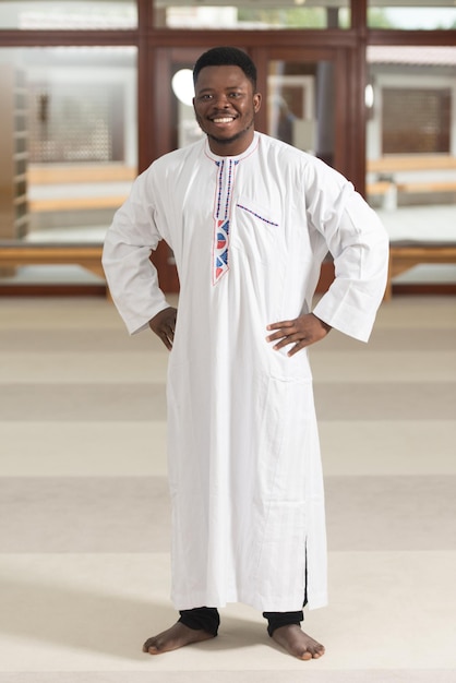 Retrato de um homem negro africano na mesquita