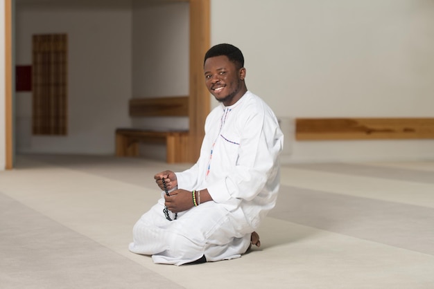 Retrato de um homem negro africano na mesquita