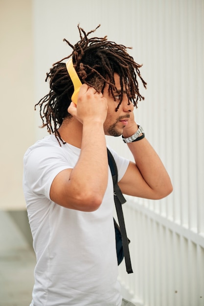 Retrato de um homem negro com estilo de vida dreadlocks