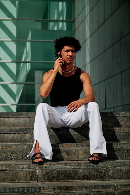 Foto retrato de um homem negro na cidade - conceito de moda