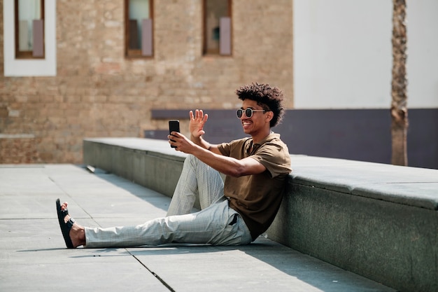 Retrato de um homem negro na cidade - conceito de moda