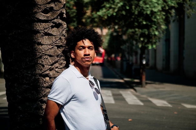 Retrato de um homem negro na cidade - conceito de moda