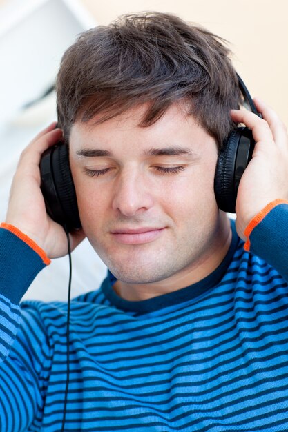 Retrato de um homem ouvindo música fechando os olhos