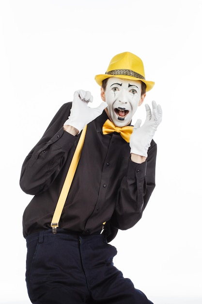 Foto retrato de um homem pantomima em confusão mostrando que ele tem medo isolado em fundo branco