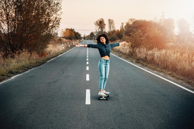 Retrato de um homem patinando na estrada