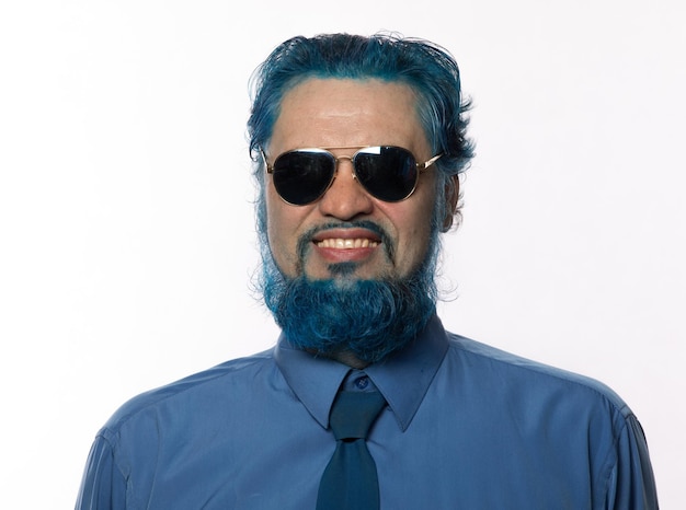 retrato de um homem pintado de azul com barba azul