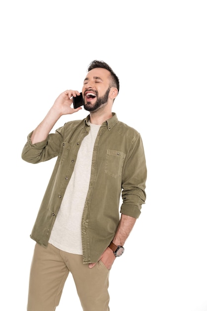 retrato de um homem rindo falando em um smartphone isolado em branco