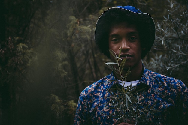 Retrato de um homem segurando plantas