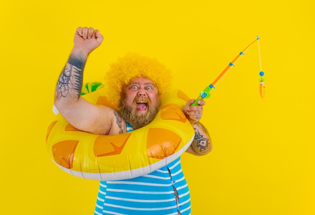Retrato de um homem segurando um guarda-chuva amarelo