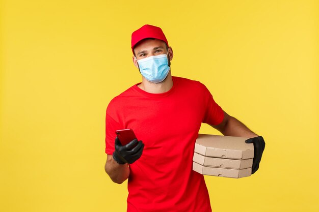 Foto retrato de um homem segurando um guarda-chuva vermelho contra um fundo amarelo