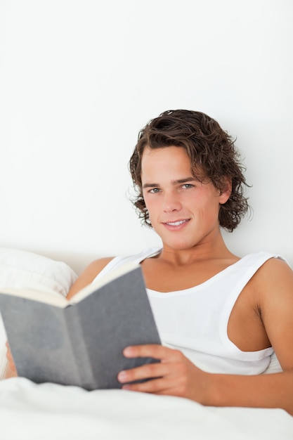 Retrato de um homem segurando um livro