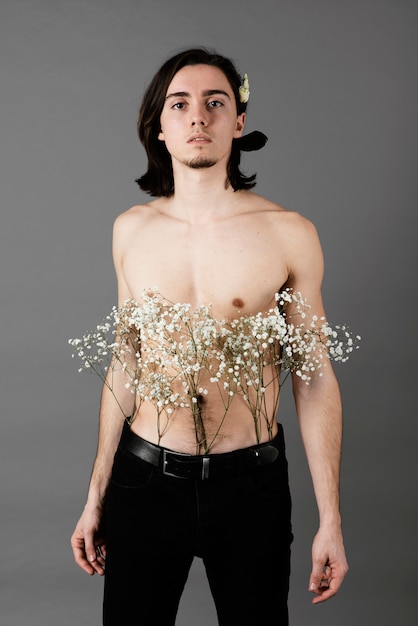 Foto retrato de um homem sem camisa com flores no cabelo