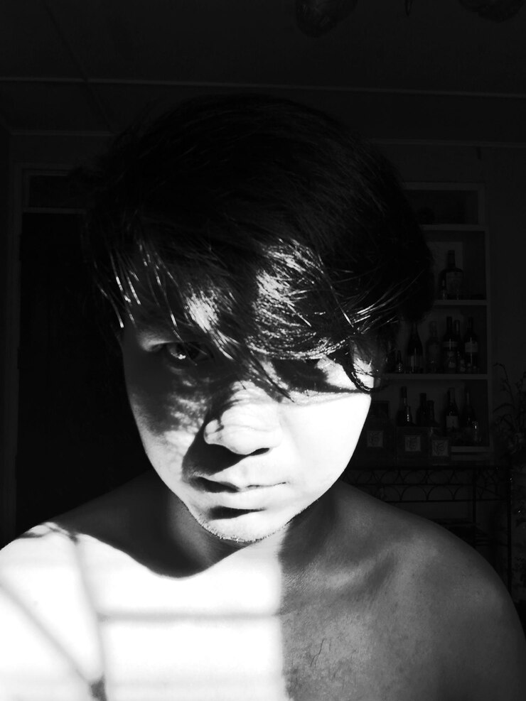 Foto retrato de um homem sem camisa em casa em um dia ensolarado