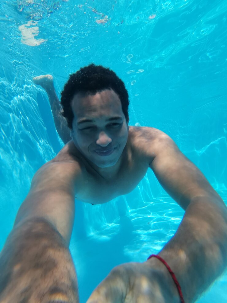 Foto retrato de um homem sem camisa nadando no mar