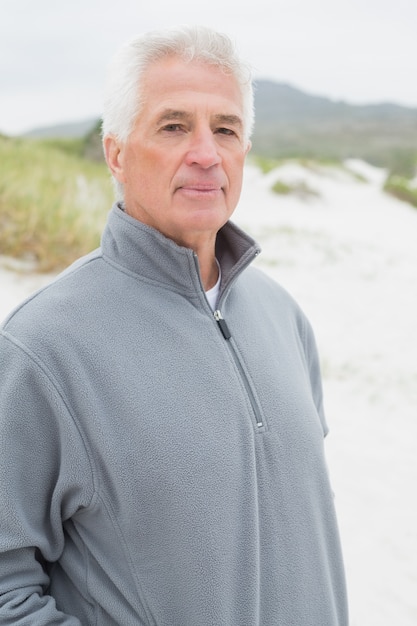 Retrato de um homem sênior casual na praia